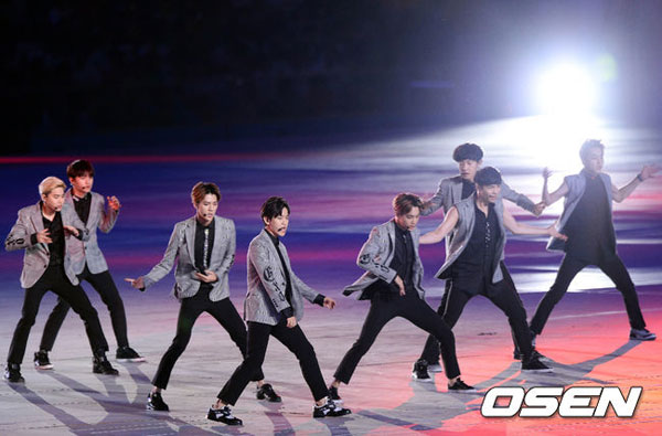 Nhóm EXO nhảy trong lễ khai mạc.